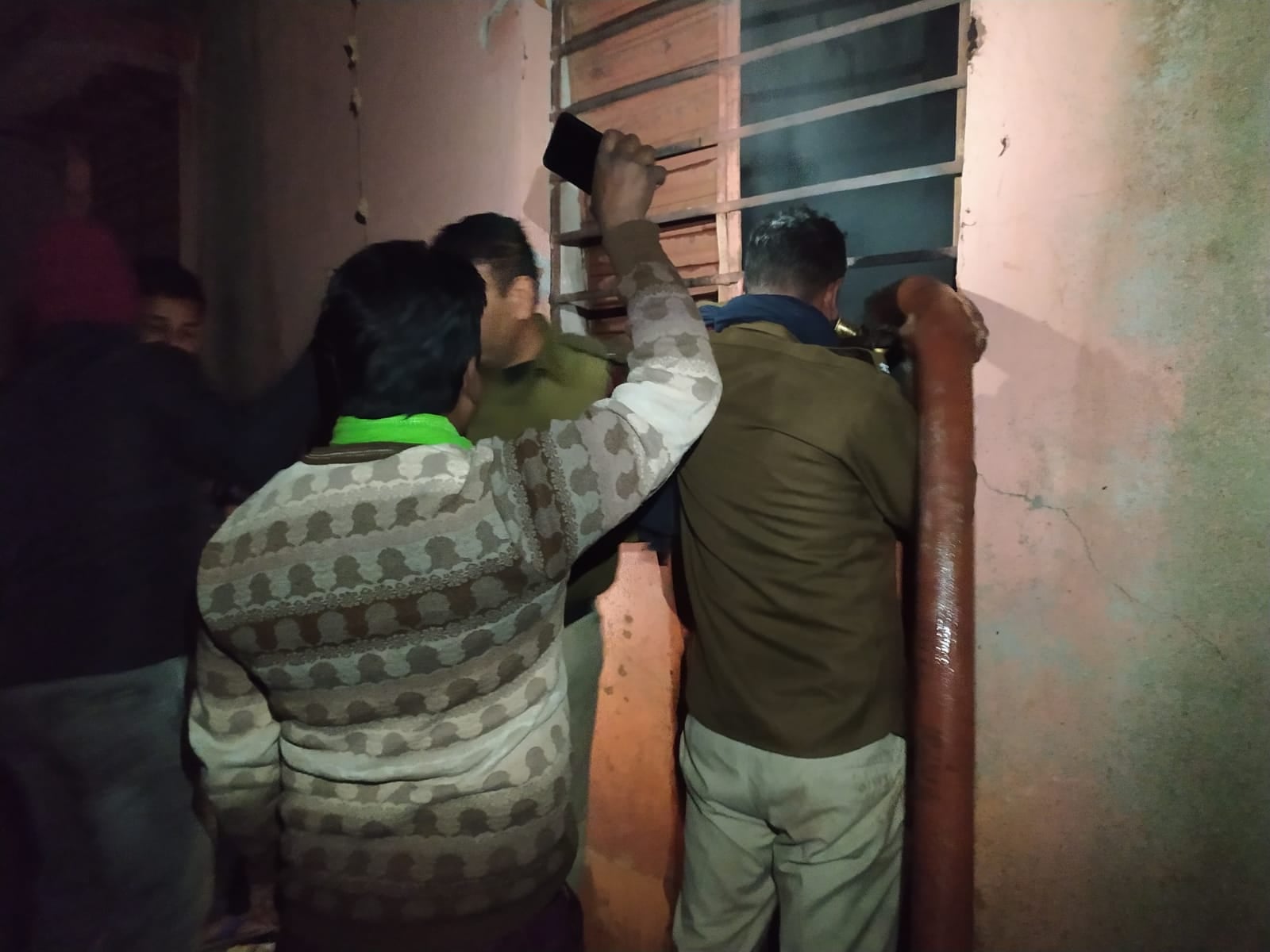 दुमका  : असामाजिक तत्वों का अड्डा बना सरकारी विद्यालय, कभी तोड़ देते दरवाजा तो कभी लगा देते आग, जानिए मामला