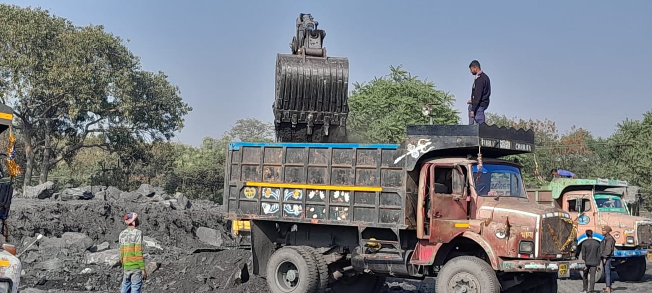 देवघर : चितरा कोलियरी में धड़ल्ले से हो रही कोयले की चोरी, सरकार को लाखों-लाख के राजस्व की हानि