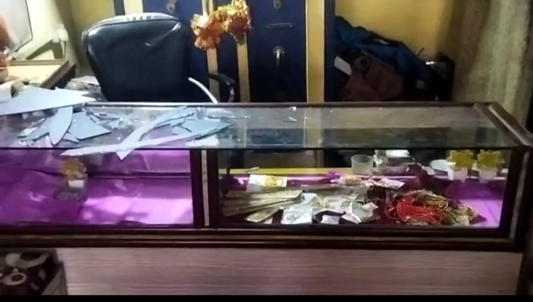 धनबाद : मोहन बाजार के गुरुकृपा ज्वेलर्स में ताला काटकर लाखों के गहनों की चोरी, जानिए पुलिस पर क्या है आरोप