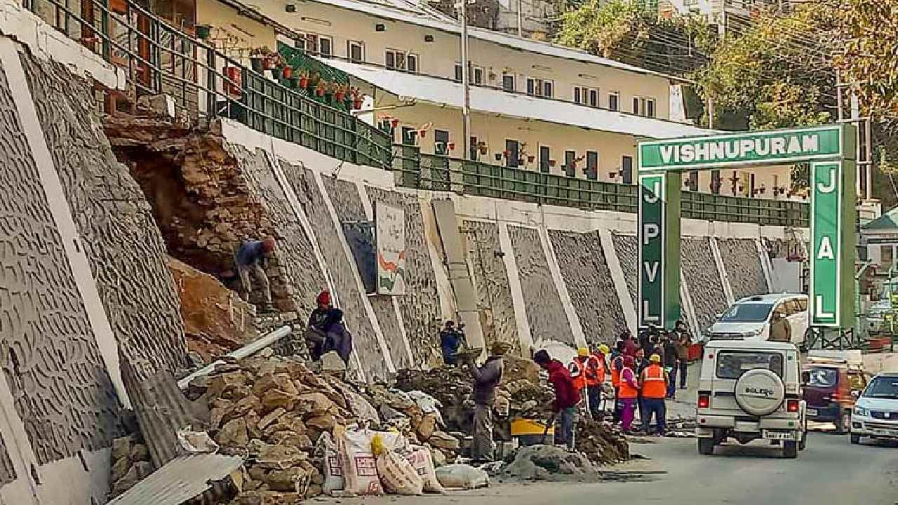 जोशीमठ में लोगों के विरोध के बाद रोका गया होटल गिराने का काम, 800 से ज्यादा घर क्षतिग्रस्त, भूस्खलन की आशंका बढ़ी