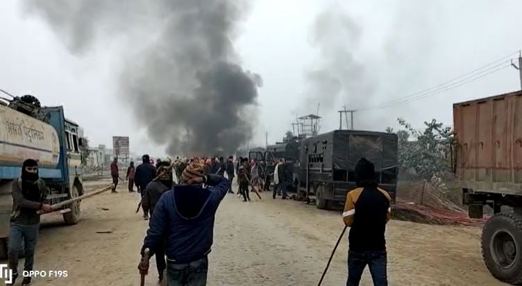 बक्सर चौसा में उग्र हुआ किसानों का प्रदर्शन, पुलिस वाहन फूंके, अधिग्रहित भूमि का उचित मुआवजा देने की मांग