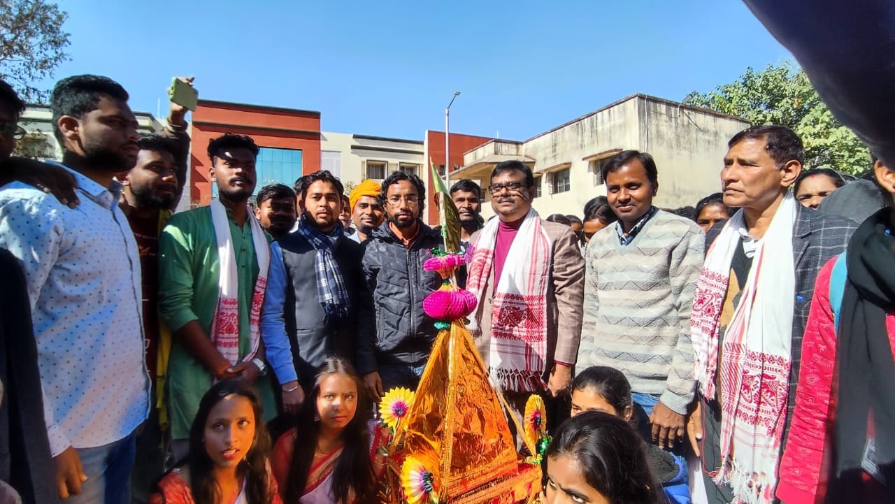 DSPMU में मनाया गया ऐतिहासिक टुसू पर्व, शिक्षकों और छात्रों ने मिलकर पारंपरिक तरीके से बजाए नगाड़े