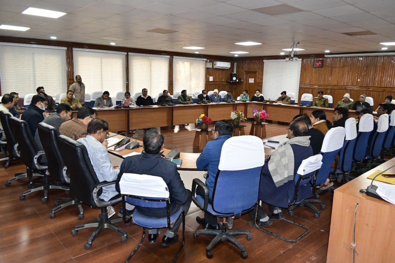 दुमका: गणतंत्र दिवस की तैयारी को लेकर प्रशासन की बैठक, उपायुक्त ने अधिकारियों को दिए कई निर्देश