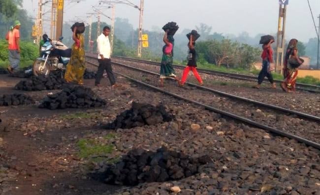 धनबाद के सोनार डीह थाना के पास रात को भिड़े कोयला चोरों के दो गुट, जमकर हुई पत्थरबाजी