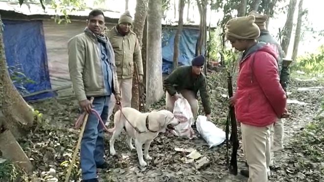 मुजफ्फरपुर: शराब कारोबारियों के खिलाफ पुलिस की कार्रवाई जारी, डॉग स्क्वॉर्ड की ली जा रही मदद