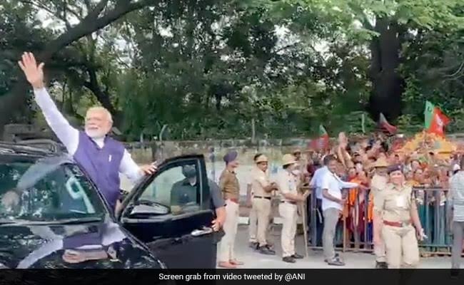 पीएम मोदी की सुरक्षा में भारी चूक, सुरक्षा घेरा तोड़ युवक ने पहनायी माला