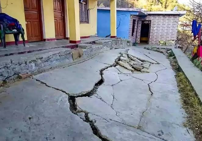 झारखंड में जोशीमठ जैसी घटना, अचानक फटने लगी जमीन, घरों में पड़ गई दरारें