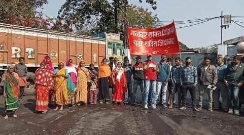 रामगढ़: फैक्ट्री के कारण ग्रामीण परेशान, अपनी मांगों को लेकर रामगढ़ स्पॉन्ज एंड आयरन होसिर के सामने किया जोरदार प्रदर्शन