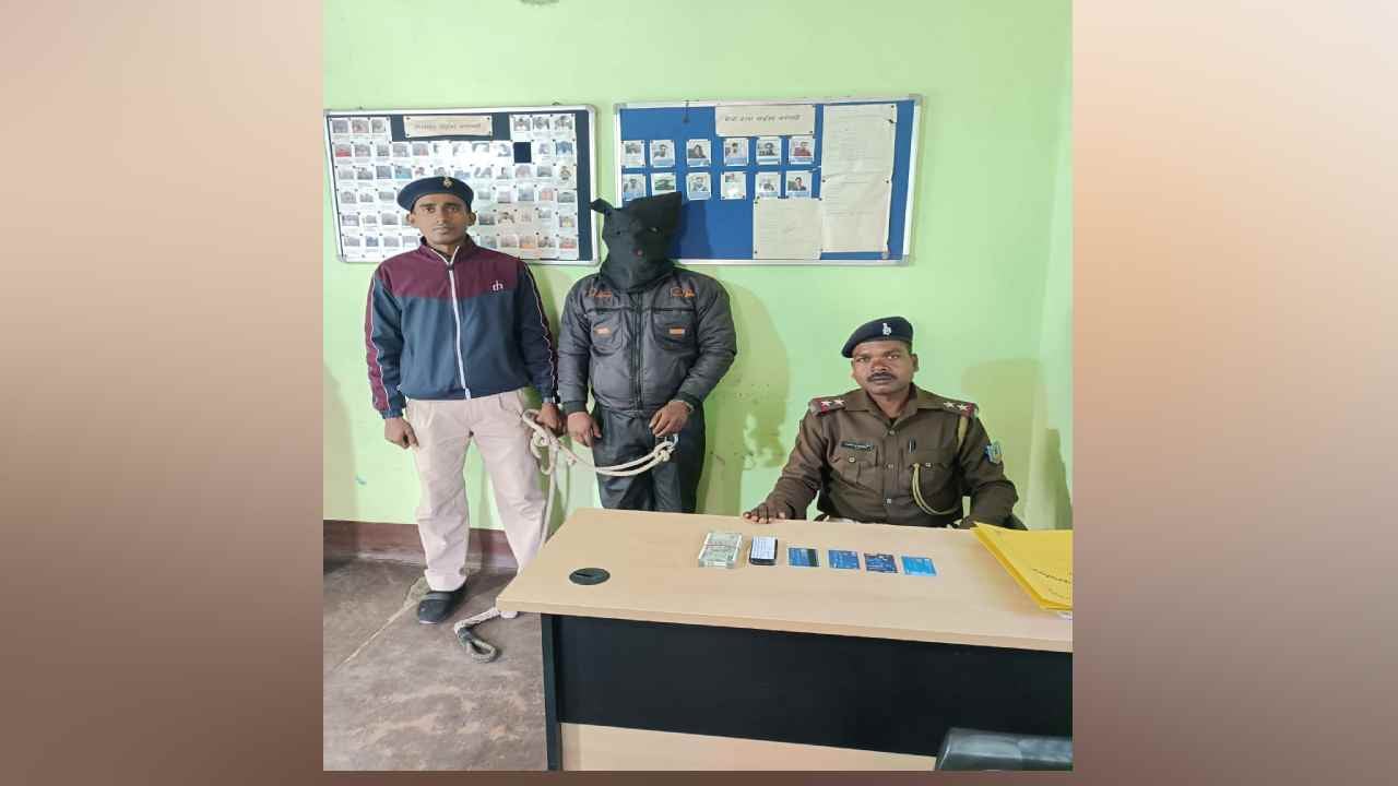देवघर: साइबर ठगों की मदद करने वाला कुख्यात सेलुमुद्दीन मुल्ला गिरफ्तार, मोबाईल और फर्जी सिम के साथ नगद बरामद