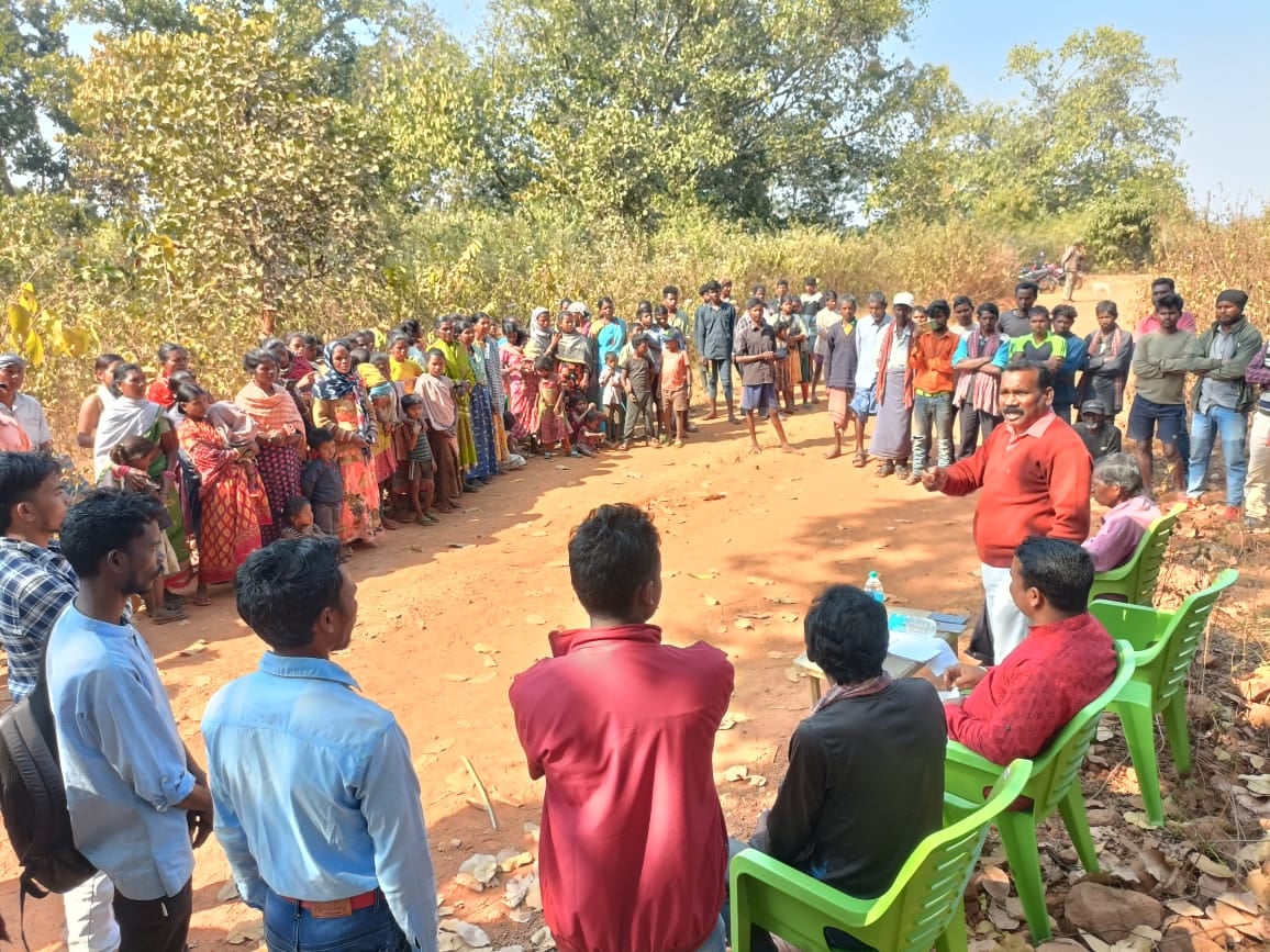 चाईबासा: रेलवे नें गड्डे खोद तीन-चार गांव के ग्रामीणों का रास्ता किया बंद, आक्रोशित लोग करेंगे जीएम का घेराव