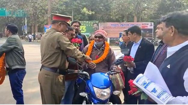 दुमका में सड़क सुरक्षा सप्ताह के तहत “Rose At Road” कार्यक्रम का हुआ आयोजन