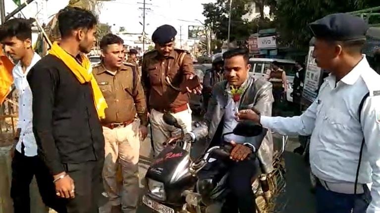 देवघर: पुलिस ने दिखाई गांधीगिरी, यातायात नियम तोड़ने वालों को गुलाब का फूल देकर किया गया सम्मानित
