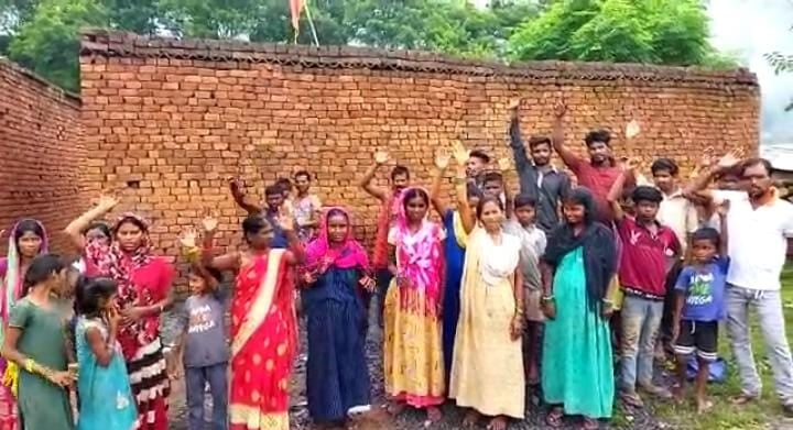 जान जोखिम में डाल पानी भरने को मजबूर हैं लोग