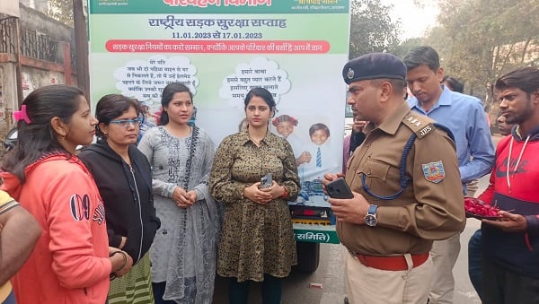 धनबाद में मनाया जा रहा है सड़क सुरक्षा सप्ताह, लोगों को Rose देकर हेलमेट पहनने के लिए किया गया प्रेरित