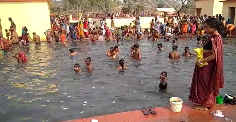 दुमका: मकर संक्रांति के मौके पर हजारों श्रद्धालुओं ने गर्म जलकुण्ड में लगाई आस्था की डुबकी