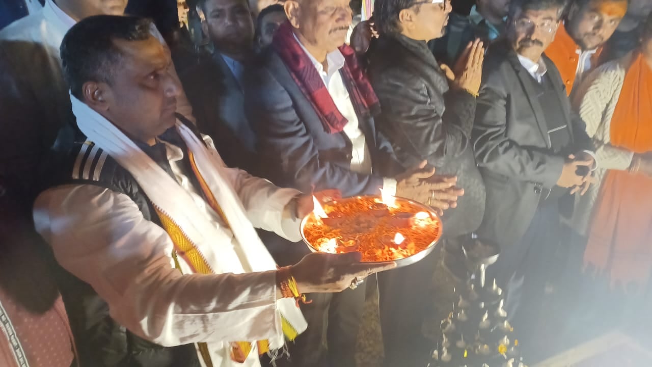 21 हजार दीये से लिखा जय श्री राम,बनारस की तर्ज पर हुआ आरती का आयोजन