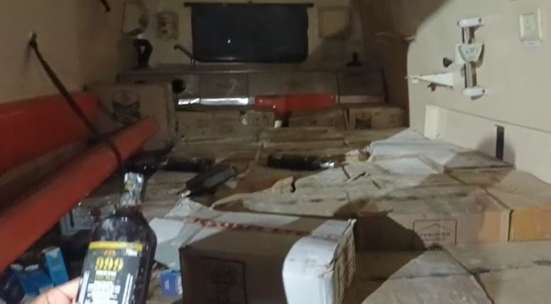 एम्बुलेंस से हो रही शराब तस्करी, 88 कार्टून अंग्रेज़ी शराब के साथ दो तस्कर धराए