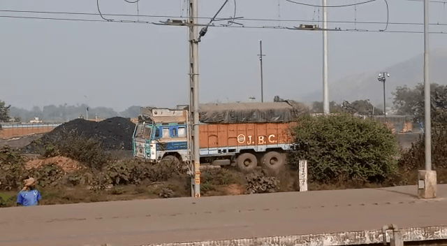 दुमका : कोयला डंपिंग यार्ड से होने वाले प्रदूषण से परेशान हैं ग्रामीण, लोगों ने दिया एक दिन का धरना