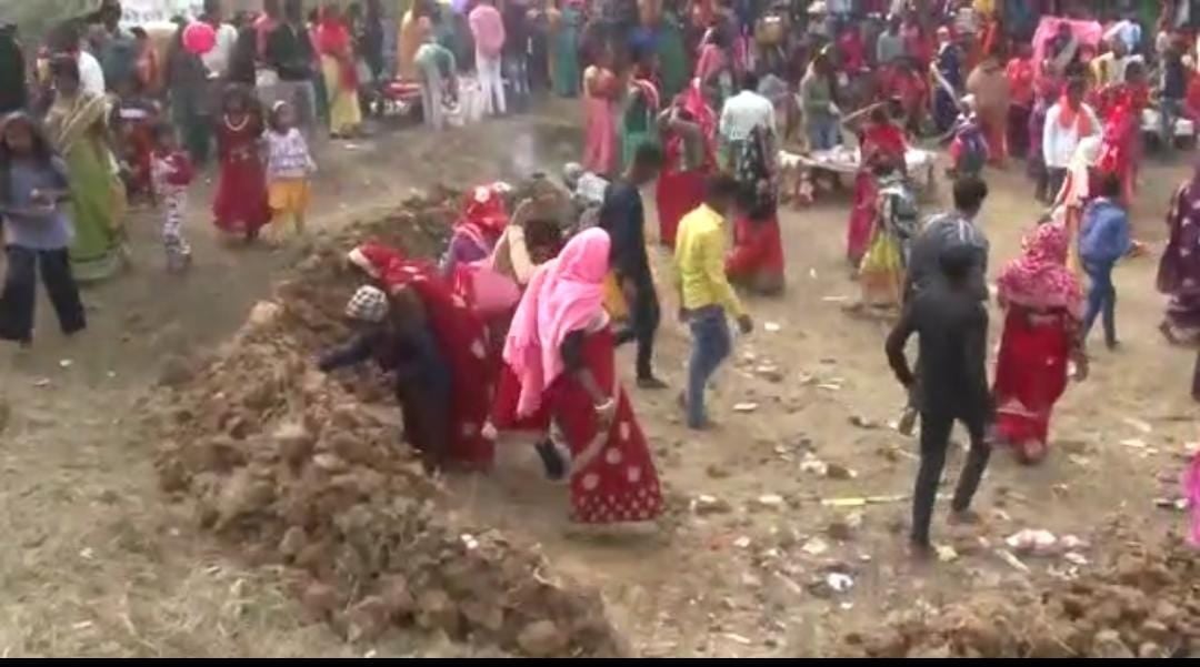 जहां आस्था जमती है, वहीं भगवान बसते हैं, उदाहरण दिखा धनबाद के बरवाअड्डा में, जानिए कैसे हो रही थी पूजा