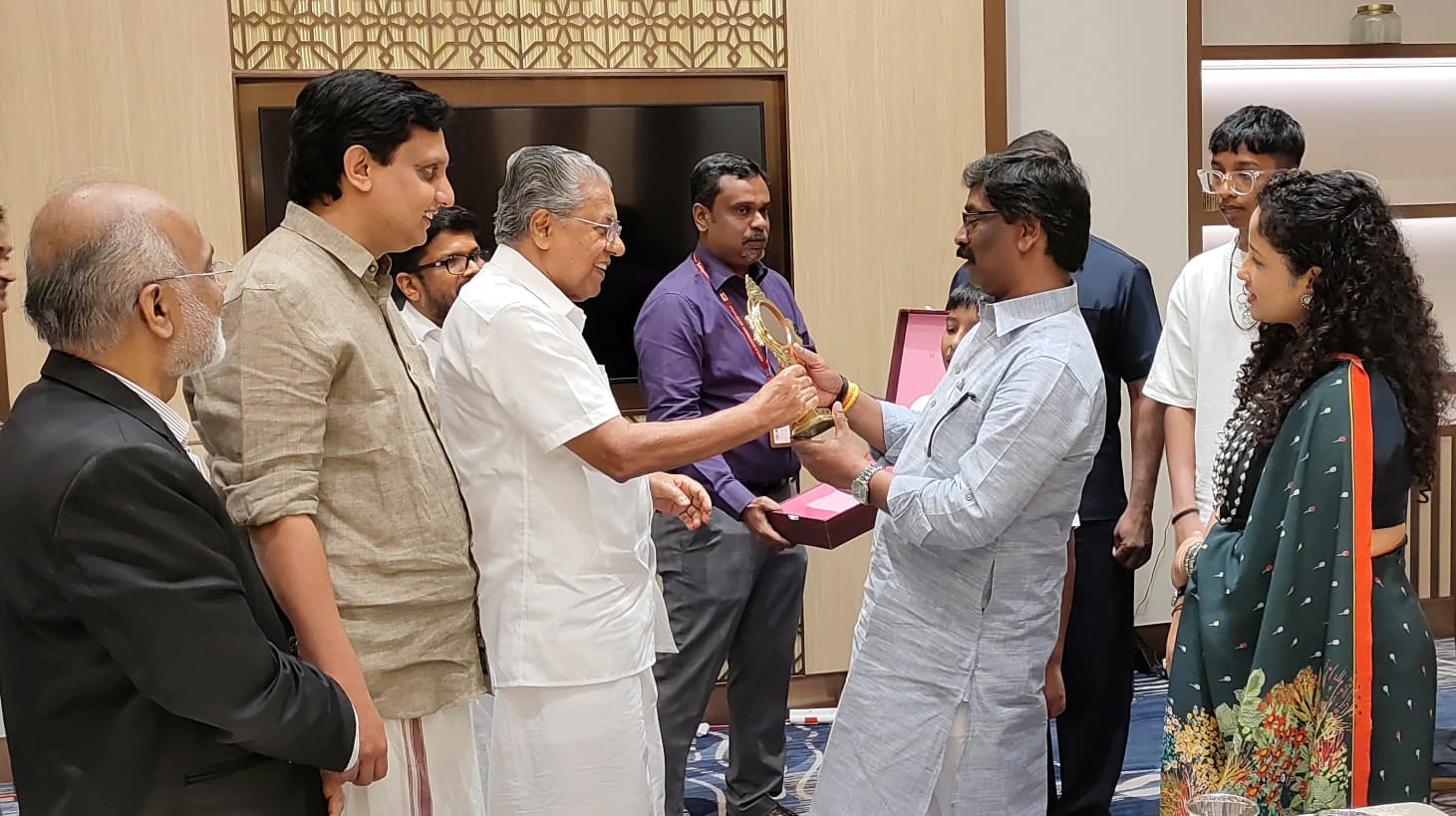 सीएम हेमंत सोरेन ने केरल के सीएम से की मुलाकात