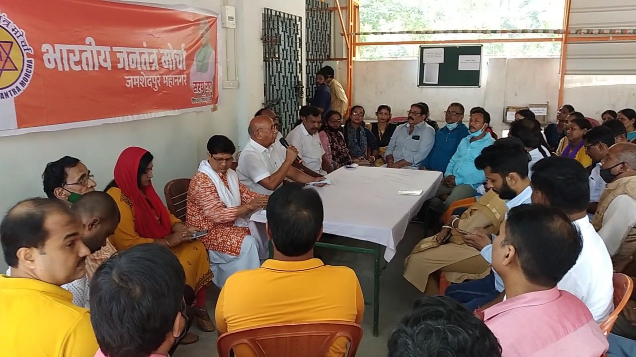 रामलीला मैदान की चाहरदिवारी की सूचना से दुकानदारों में हडकंप, विधायक से की मुलाकात