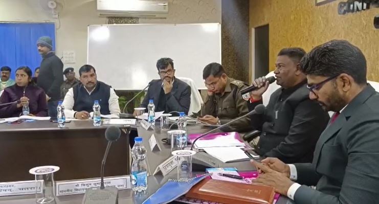 चतरा: लापरवाह अधिकारियों की मंत्री सत्यानंद भोक्ता ने लगाई फटकार, लोगों की समस्या के संधान का दिया निर्देश