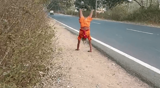 पैदल नहीं हाथों पर चल कर बाबाधाम पहुंचते हैं अशोक, जानिए कौन है यह अद्बभुत भक्त