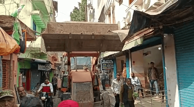 दुकानदारों के अतिक्रमण से परेशान बाबानगरी के लोग, 8 फीट में बदल गया 40 फीट का रोड