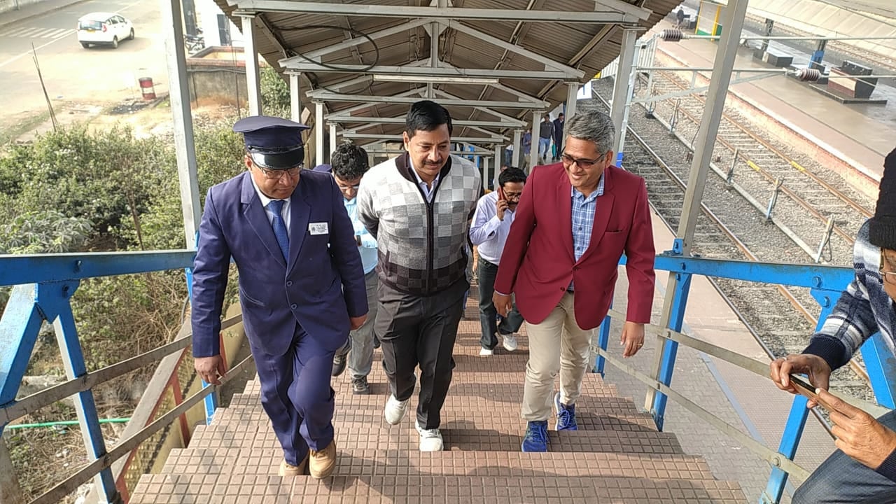दुमका : डीआरएम ने दुमका रेलवे स्टेशन और आस पास के जगह का किया निरीक्षण, कहा जल्द ही सेंटिंग यार्ड का भी होगा निर्माण