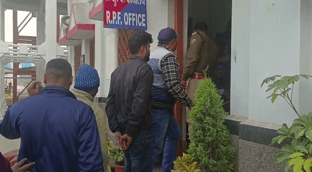 देवघर : पूर्वा एक्सप्रेस ट्रेन से भारी मात्रा में अवैध शराब के साथ तीन गिरफ्तार, बिहार में खपाने की थी योजना