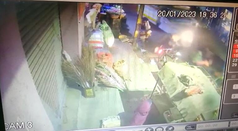 पटना : तेज रफ्तार पिकअप वैन ने कई वाहनों में मारी टक्कर, लोगों ने की कार्रवाई की मांग