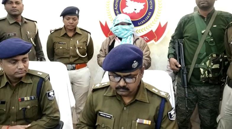 लखीसराय का कुख्यात वांछित नक्सली लोचन मांझी गिरफ्तार,  एसपी ने प्रेस वार्ता कर दी जानकारी