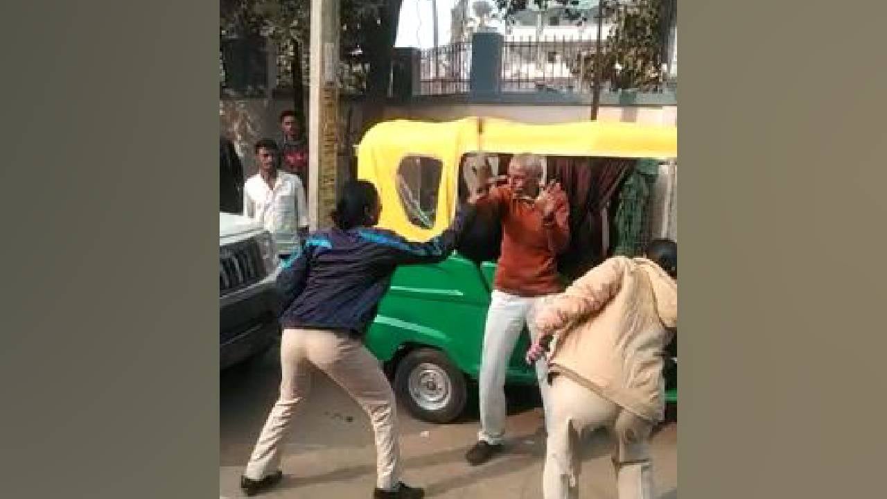 महिला सिपाहियों ने बुजुर्ग की बेरहमी से की पिटाई, कारण जान हैरान रह जाएंगे आप