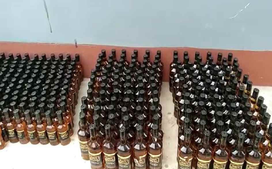 देवघर: नकली शराब के खिलाफ पुलिस की बड़ी कार्रवाई, 342 बोतल नकली विदेशी शराब के साथ दो युवक गिरफ्तार