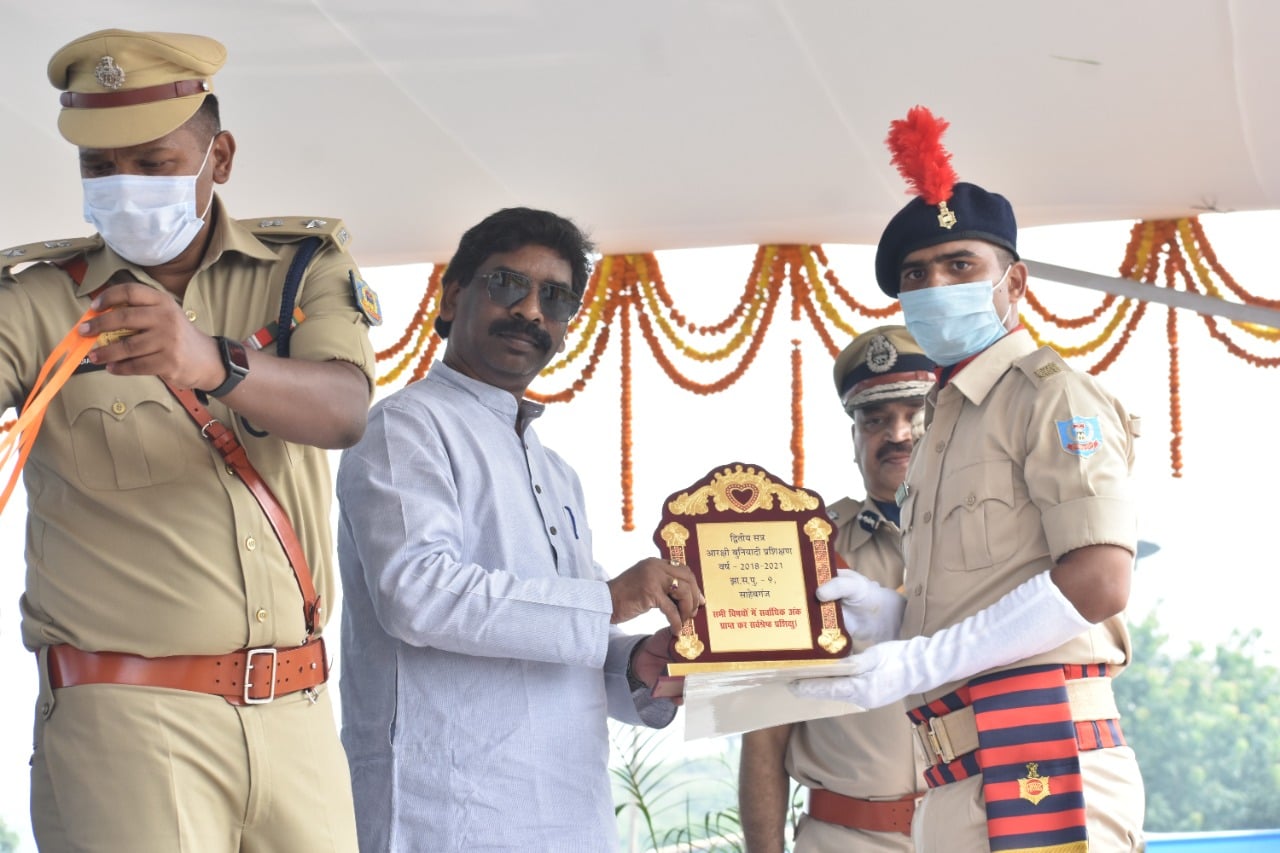 हेमन्त सोरेन ने जैप-9 में पारण परेड (पासिंग आउट) का निरीक्षण किया और सलामी ली