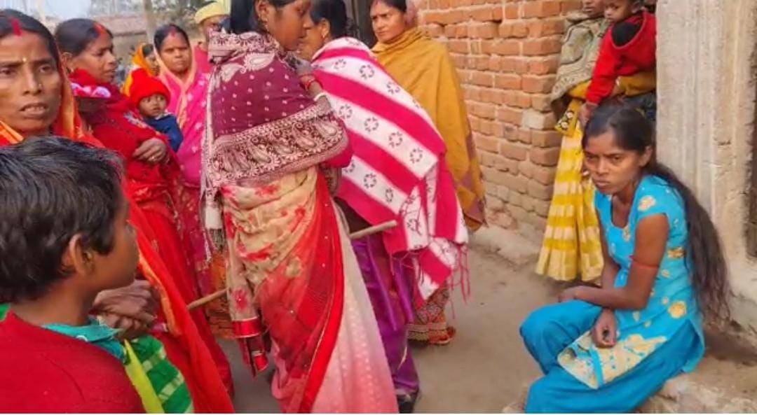 कड़ाके की ठंड में प्रेमी के घर के बाहर धरना देना कर गया काम, अब प्रेमी से ही होगी भूली की युवती की शादी