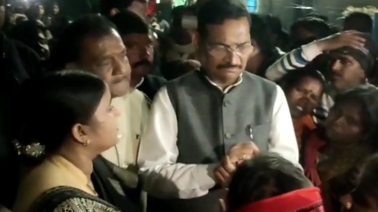 भाजपा के प्रदेश अध्यक्ष दीपक प्रकाश पहुंचे झरिया, पुलिस को चेताया और रांची की सड़को तक लड़ाई लड़ने का दिया भरोसा