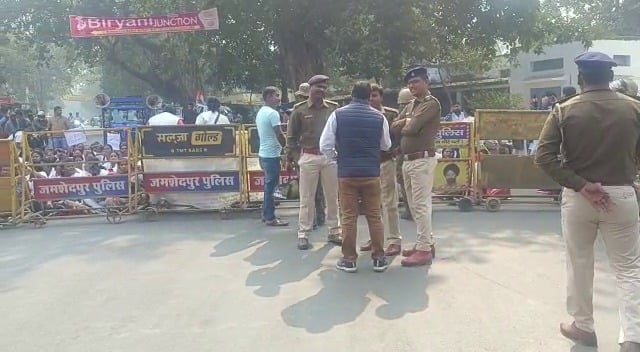 स्वास्थ्य मंत्री बन्ना गुप्ता के आवास का घेराव करने पहुंचे स्वास्थ्य कर्मी, बन्ना गुप्ता ने मांगों को जल्द पूरा करने का दिया आश्वासन