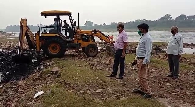 छठ पर्व  के लिए नगरपरिषद ने कसी कमर, इन घाटों की हो रही सफाई