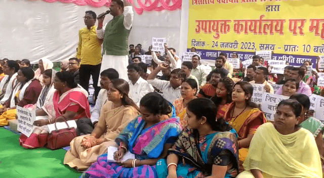 उपायुक्त के उदासीन रवैये के कारण 29 विभागों के विकास कार्य पड़े हैं ठप्प, आक्रोशित कर्मियों ने दिया धरना