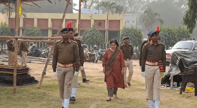 जमशेदपुर : गणतंत्र दिवस परेड का फाइनल पूर्वाभ्यास संपन्न, उपायुक्त और वरीय पुलिस अधीक्षक ने परेड का किया निरीक्षण
