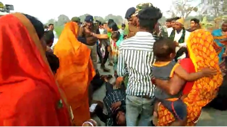 रघोपुर में तेजस्वी यादव का विरोध, सड़क पर लेट कर लोग बोले हमारे उपर से गाड़ी चढ़ा कर जाइए