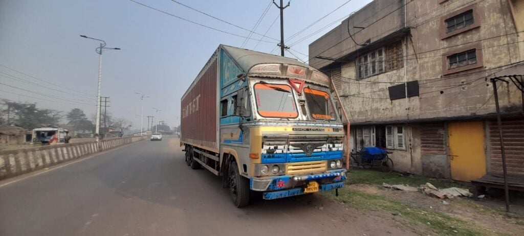 झरिया में खड़े ट्रक पर अपराधियों ने की फायरिंग,चालक को लगी गोली,जानिए कब का है यह मामला