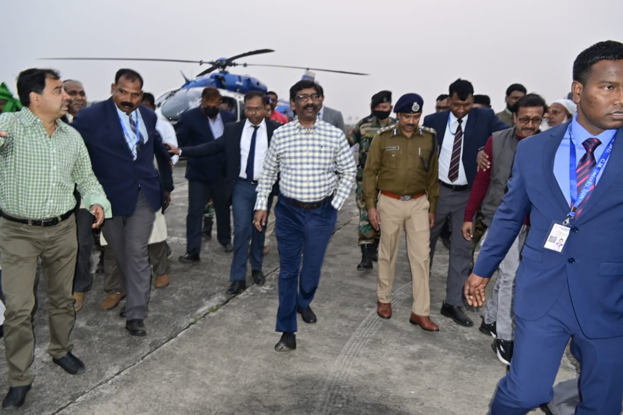 दो दिन के दौरे पर दुमका पहुंचे सीएम हेमंत सोरेन, झंडोत्तोलन के बाद गांधी कन्वेंशन हॉल का करेंगे उद्घाटन