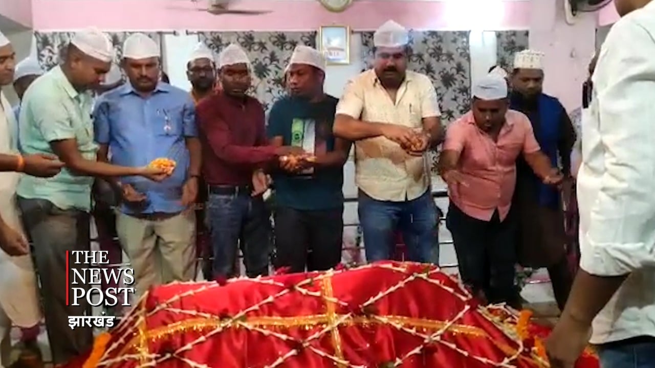 धनबाद के मजार में  चादरपोशी के लिए पहुंचे एसएसपी, जानिए किसकी समृद्धि की मांगी मन्नत