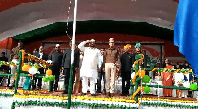 देवघर में धूमधाम से मनाया गया गणतंत्र दिवस, मंत्री हफीजुल हसन ने झंडोत्तोलन कर दी राष्ट्रीय ध्वज को सलामी