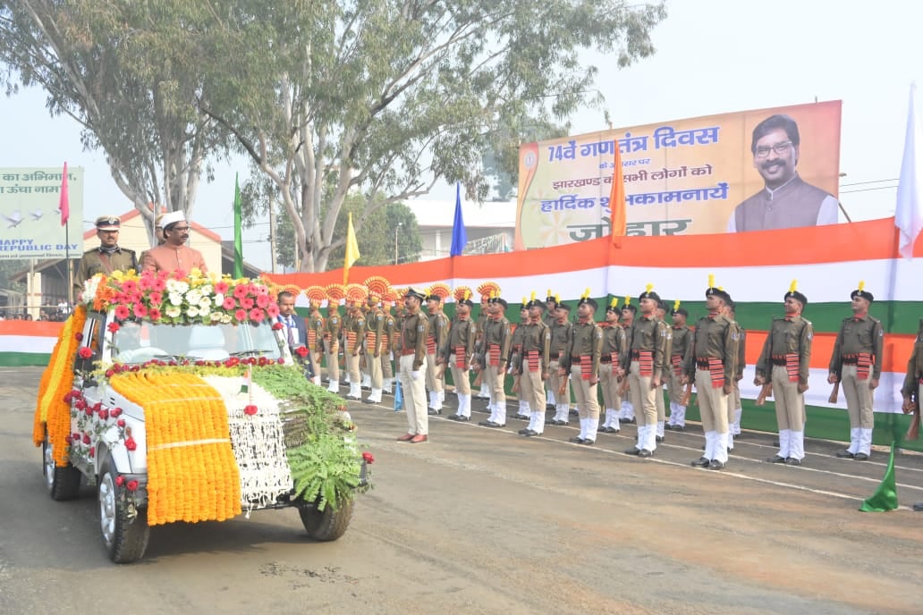 दुमका के सीएम हेमंत सोरेन ने किया झंडोत्तोलन, राज्य वासियों को दी  गणतंत्र दिवस की शुभकामनाएं