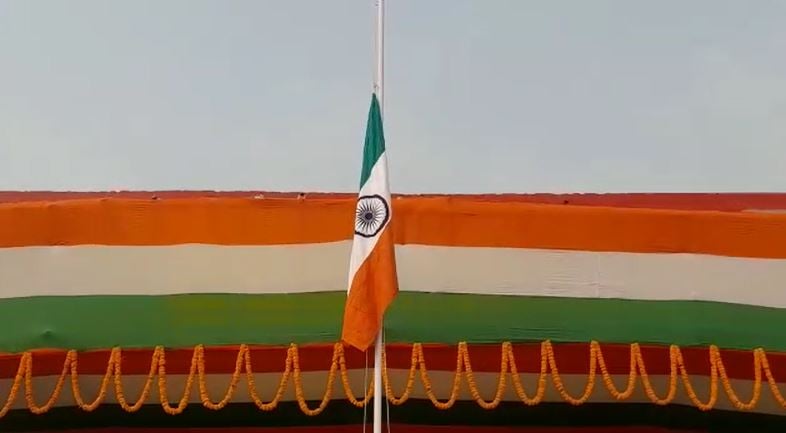 दरभंगा में तिरंगें का अपमान, कमिश्नर ने फहराया उल्टा झंडा, वीडियो वायरल