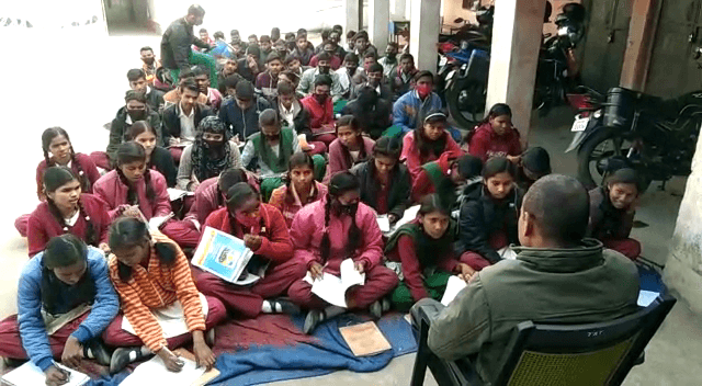 क्लास रूम के अभाव से जूझ रहा देवघर का सरकारी विद्यालय, यहां हजारों बच्चों की पढ़ाई के लिए है केवल आठ क्लास रूम
