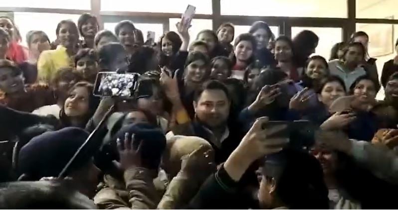 लड़कियों में अभी भी तेजस्वी यादव का क्रेज सेल्फ़ी लेने के लिए उमड़ी युवतियों की भीड़